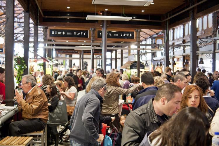 El Mercado de San Miguel es el sitio perfecto para tomar unas tapas a un precio razonable.