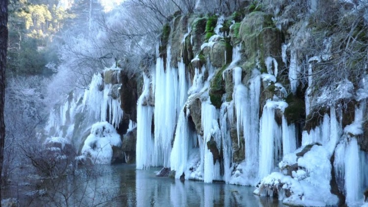 NAcimiento congelado durante el invierno