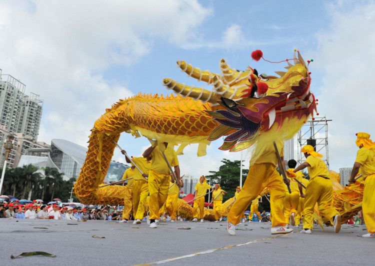 (130629) -- NANNING, junio 29, 2013 (Xinhua) -- Personas interpretan la danza del drag®Æn durante un evento de premios a las artes folkl®Æricas, en Nanning, capital de la Regi®Æn Aut®Ænoma Zhuang de Guangxi, al sur de China, el 29 de junio de 2013. (Xinhua/Yu Xiangquan) (rh) (zjy)