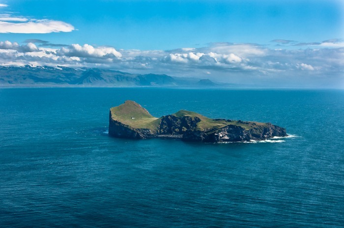 Isla de Elliðaey vista desde lejos