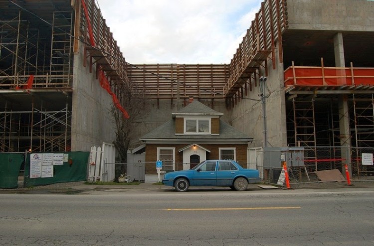 La casa de Edith impertérrita frente a las obras de su alrededor